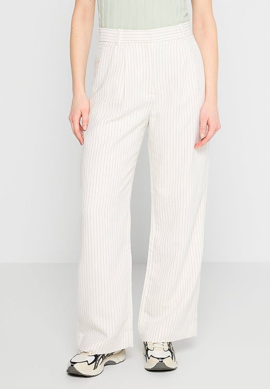 Abercrombie & Fitch Trousers & Pants White (ZZO2V84BF-H00) Women